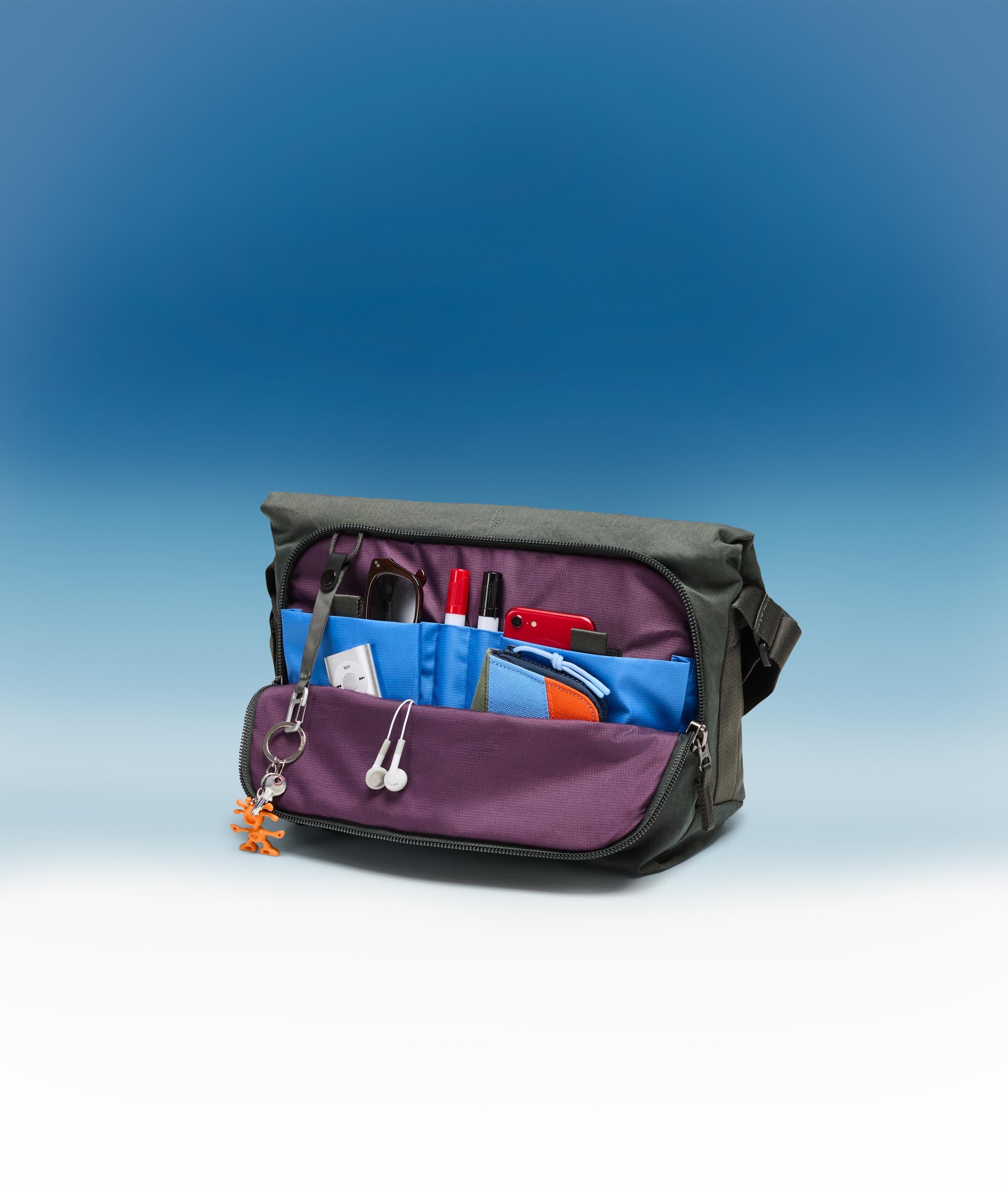Crumpler Day By Day メッセンジャーバッグ ロゴ ブラック Day By Day - Messenger & Laptop Bag - Crumpler Australia